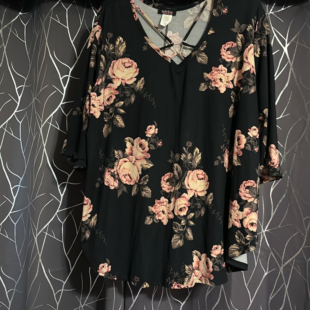 Flowered blouse, mid length sleeves, gently worn